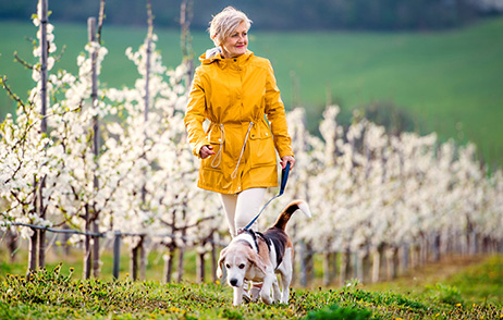 Frau geht mit Hund spazieren