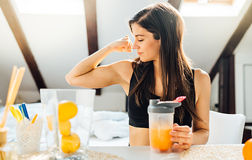 Junge Frau, Krafttraining