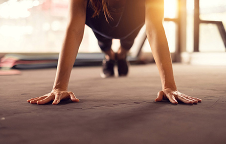 Frau macht Liegestützen