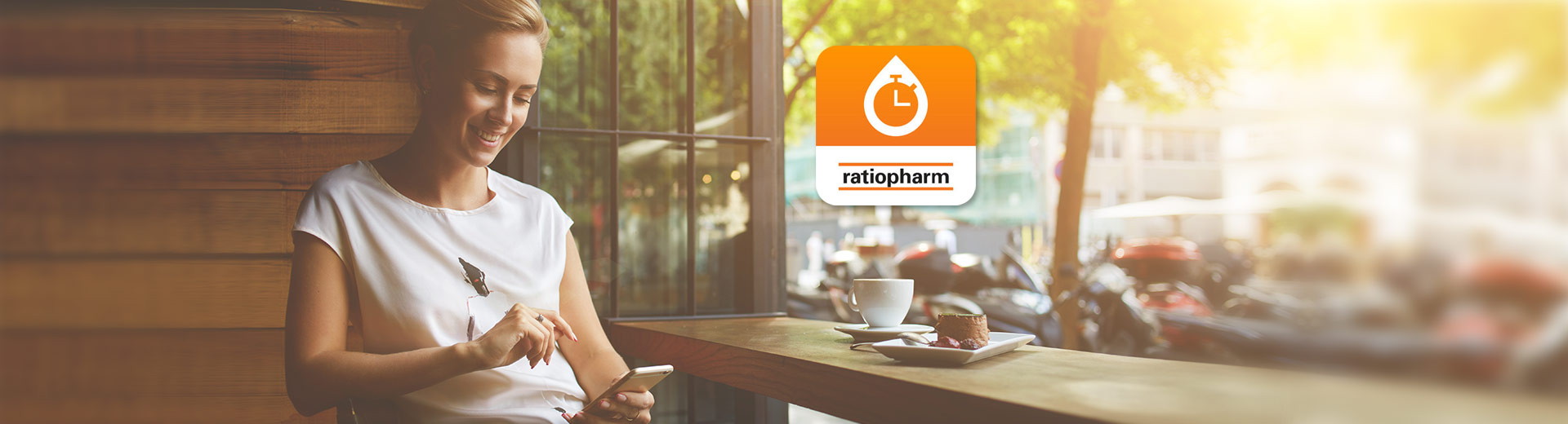 Frau sitzt am Fenster im Cafe mit Handy, Icon der Blasentrainer-App