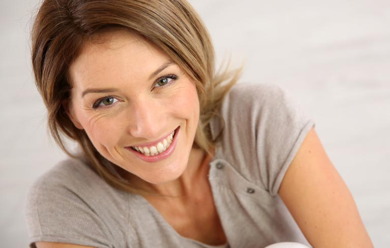 Frau mittleren Alters lächelt 