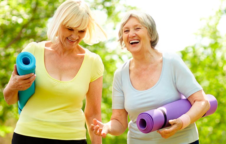 ältere Damen gehen zusammen zum Sport und unterhalten sich