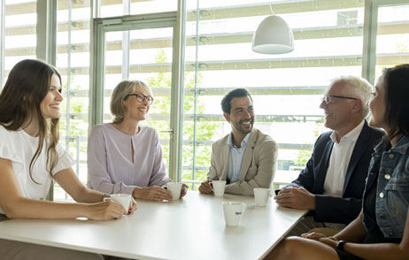 Mitarbeiter bei einem gemeinsamen Gespräch