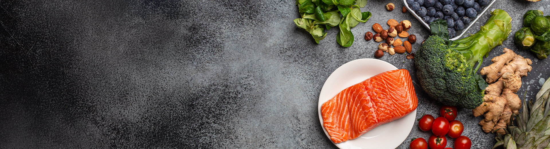 Antientzündliche Lebensmittel wie Brokkoli, Lachs, Nüsse usw.