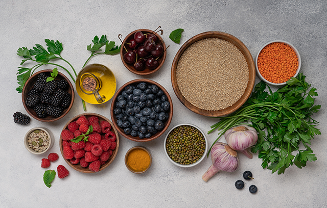 Antientzündliche Lebensmittel wie Hülsenfrüchte, Beeren, Leinöl, Kräuter usw.