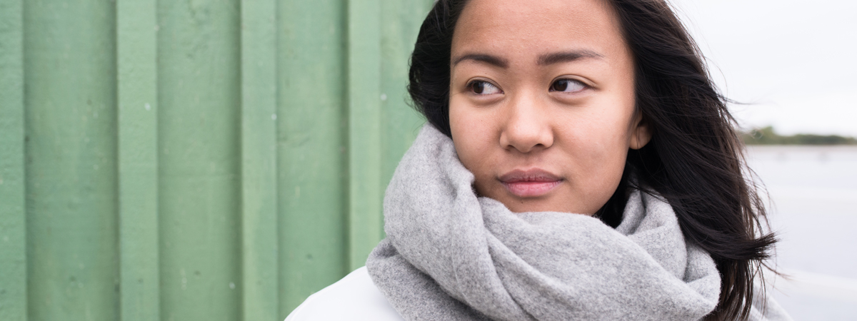 Junge Frau mit Schal