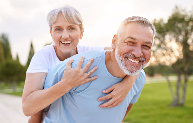 älteres Paar albert zusammen rum