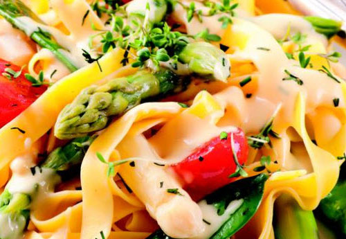 Pasta mit Grüne Sauce Pesto und gebratenem Spargel