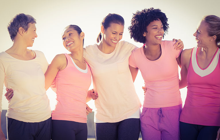 mehrere Frauen halten sich freundschaftlich in den Armen