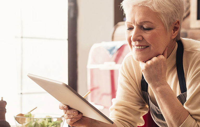 Frau schaut sich ein Rezept an
