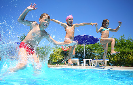 Im Schwimmbad ist die Ansteckungsgefahr für Fußpilz hoch