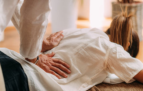 Frau wird am Rücken massiert