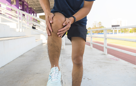 Mann hat Knieschmerzen nach dem Sport