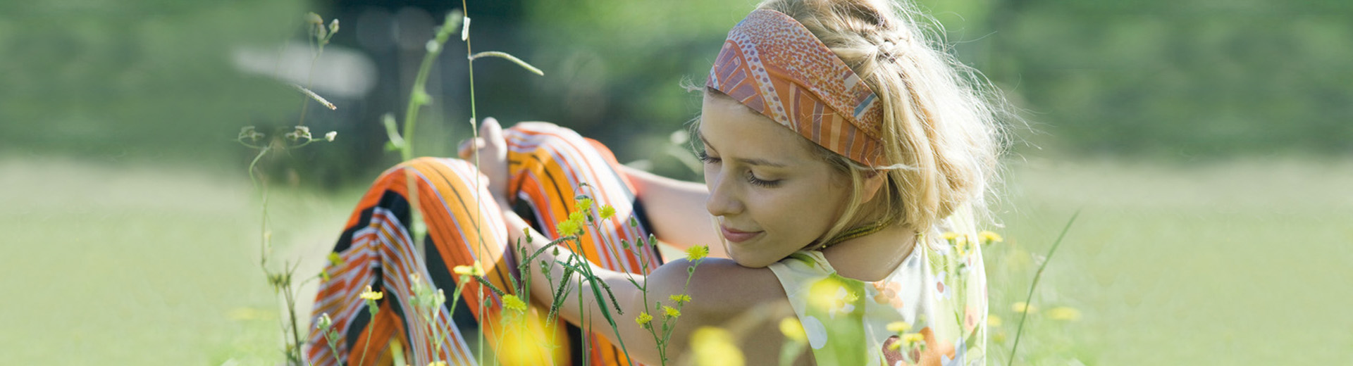 Frau riecht an Blume