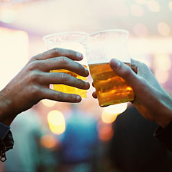 Wussten Sie schon, warum Asiaten angeblich kaum Alkohol vertragen? ©iStockphoto-Yuri_Arcurs