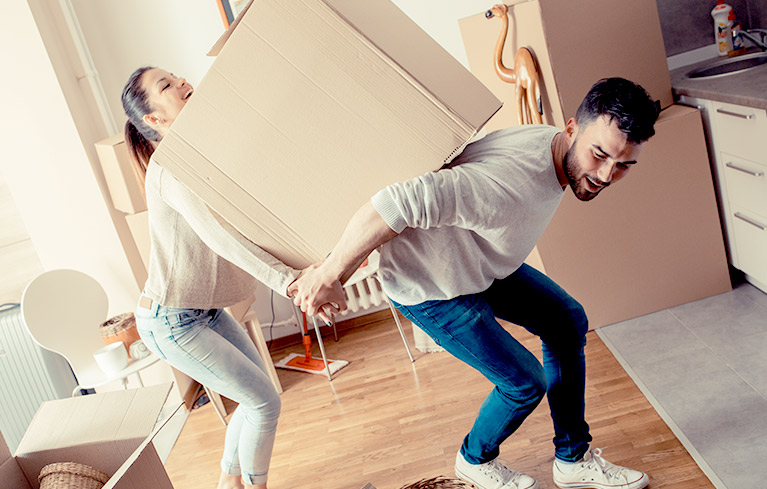 Heben und Tragen mit geradem Rücken beugt Bewegungsschmerzen vor