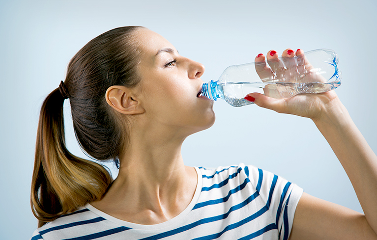 Trinken Sie ausreichend Wasser oder Tee