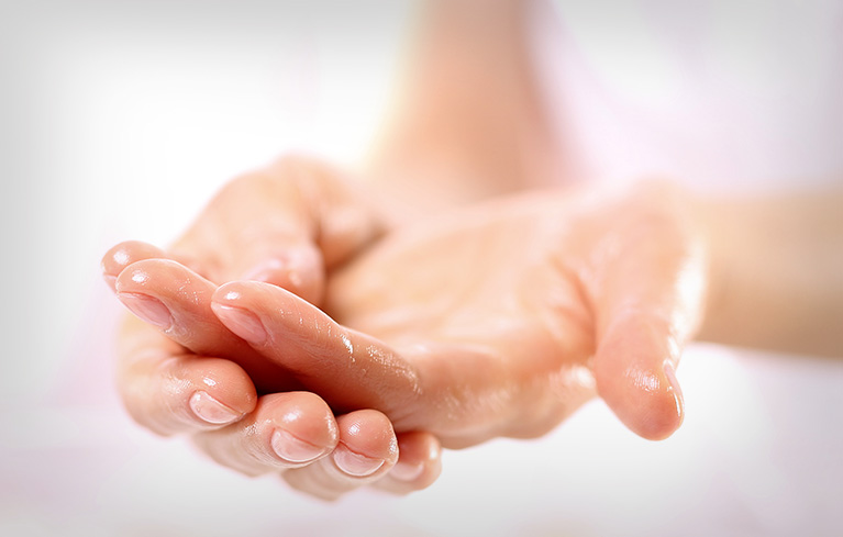 Einreiben mit ätherischen Ölen