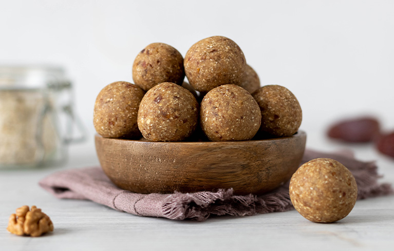Holzschale mit mehreren Haferflocken Protein Balls.