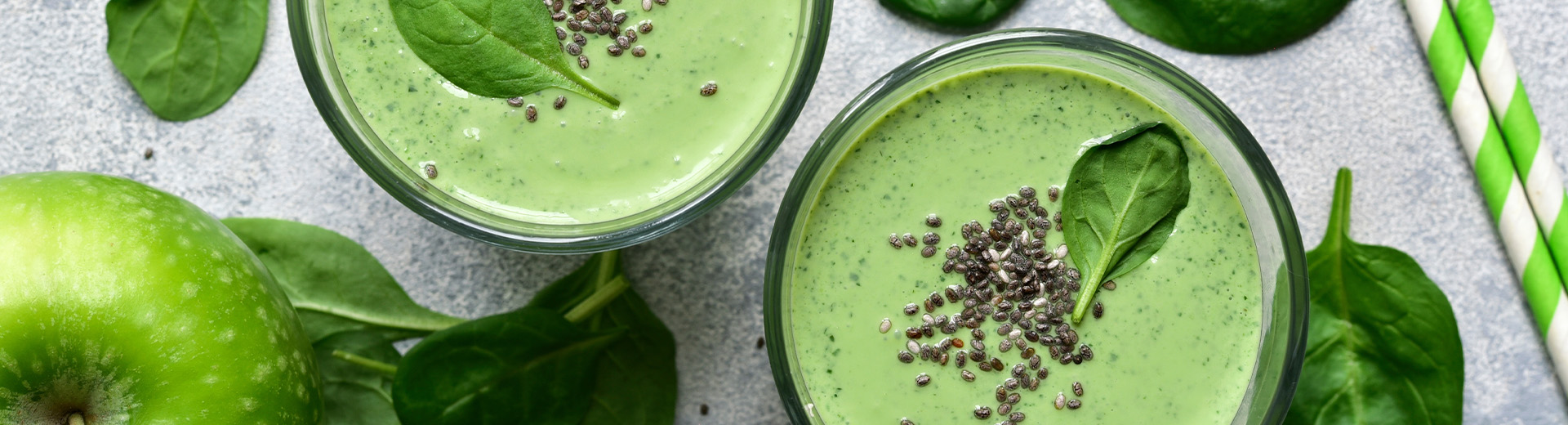 Gläser mit Smoothie mit grünem Apfel und Spinat