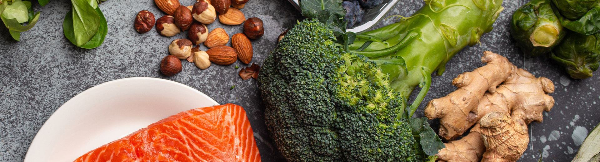 Antientzündliche Lebensmittel, wie Brokkoli, Lachs, Nüsse etc.