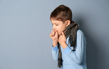 Kleiner Junge hustet