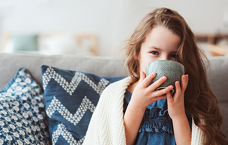 Mädchen trinkt eine Tasse Tee