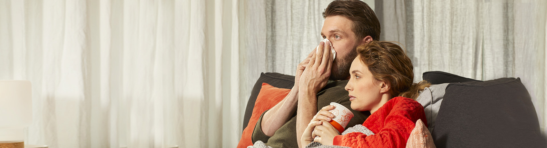 Erkältetes Paar auf Sofa