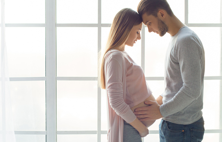 Junges Paar, Frau schwanger