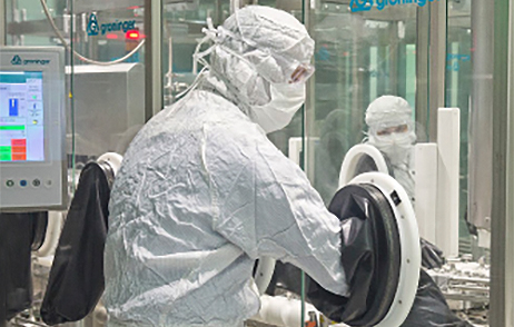 Arbeiter in steriler Produktion