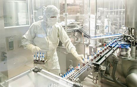 Arbeiter in der Nasenspray Produktion