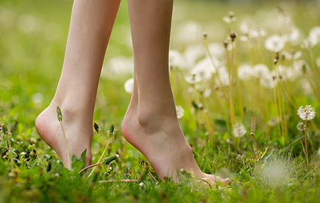 Füsse im Gras