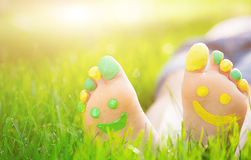 Bemalte Füsse im Gras