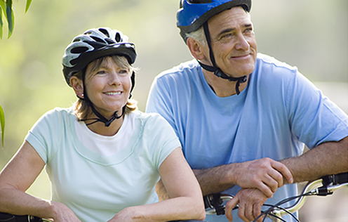 Älteres Paar beim Radfahren