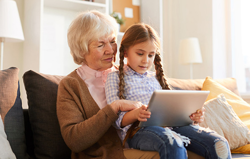 Oma und Enkelin am Computer