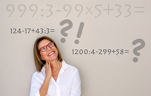 Frau überlegt Rechenaufgaben