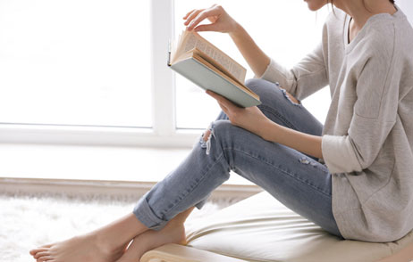 Tumorschmerzen Frau liest ein Buch