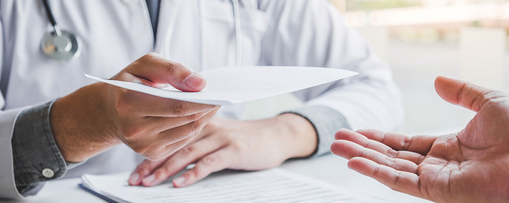 Blaue Hand Arzt übergibt Arneimittelhinweis