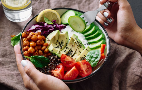 gesunde Bowl mit Avocado