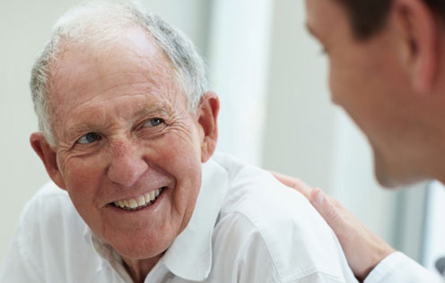 Älterer Mann bei einem Arztgespräch