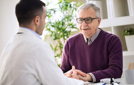 Supportivtherapien Mann beim Arzt