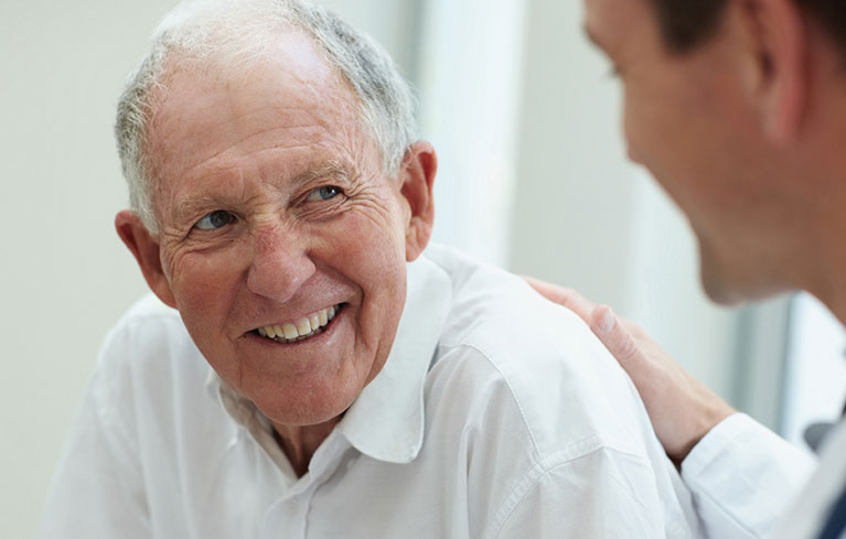 Mann lächelt seinen Arzt an