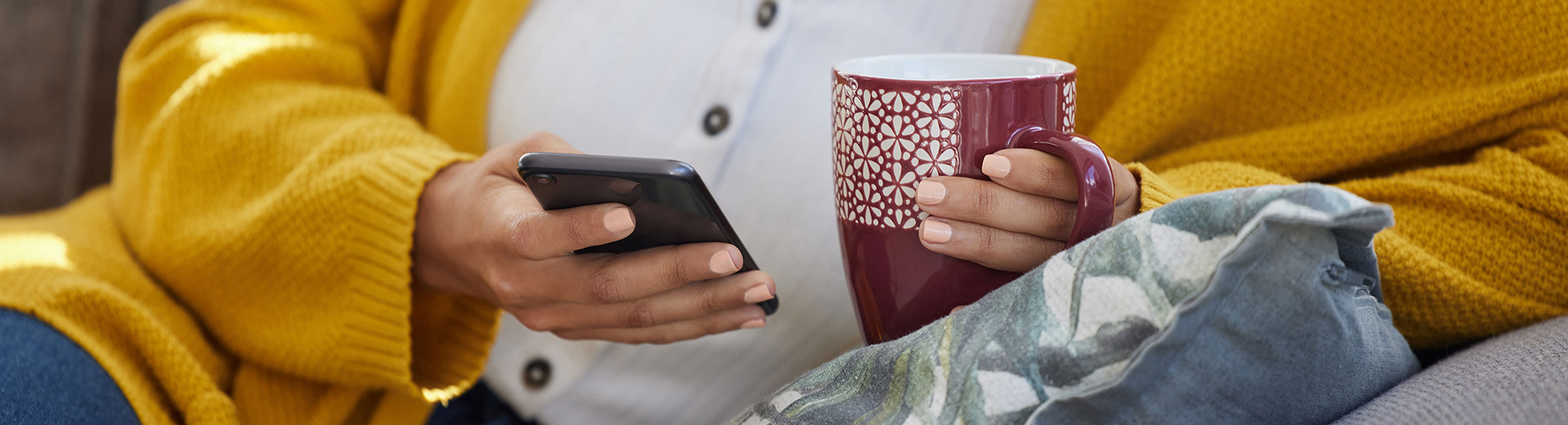Frau mit Tee und Handy