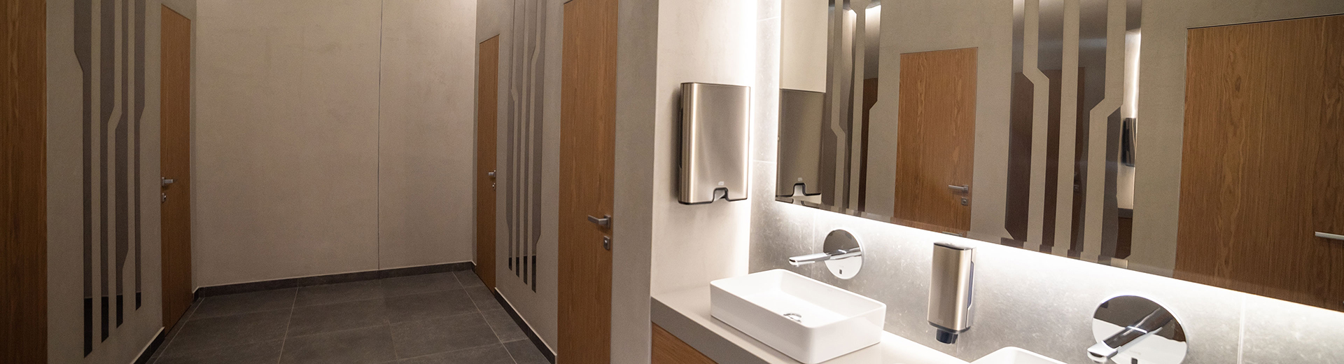 großzügiger und sauberer Toilettenraum