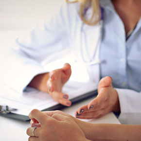 Osteoporose wird mit Hilfe verschiedener Tests, Untersuchungen und Messungen erkannt