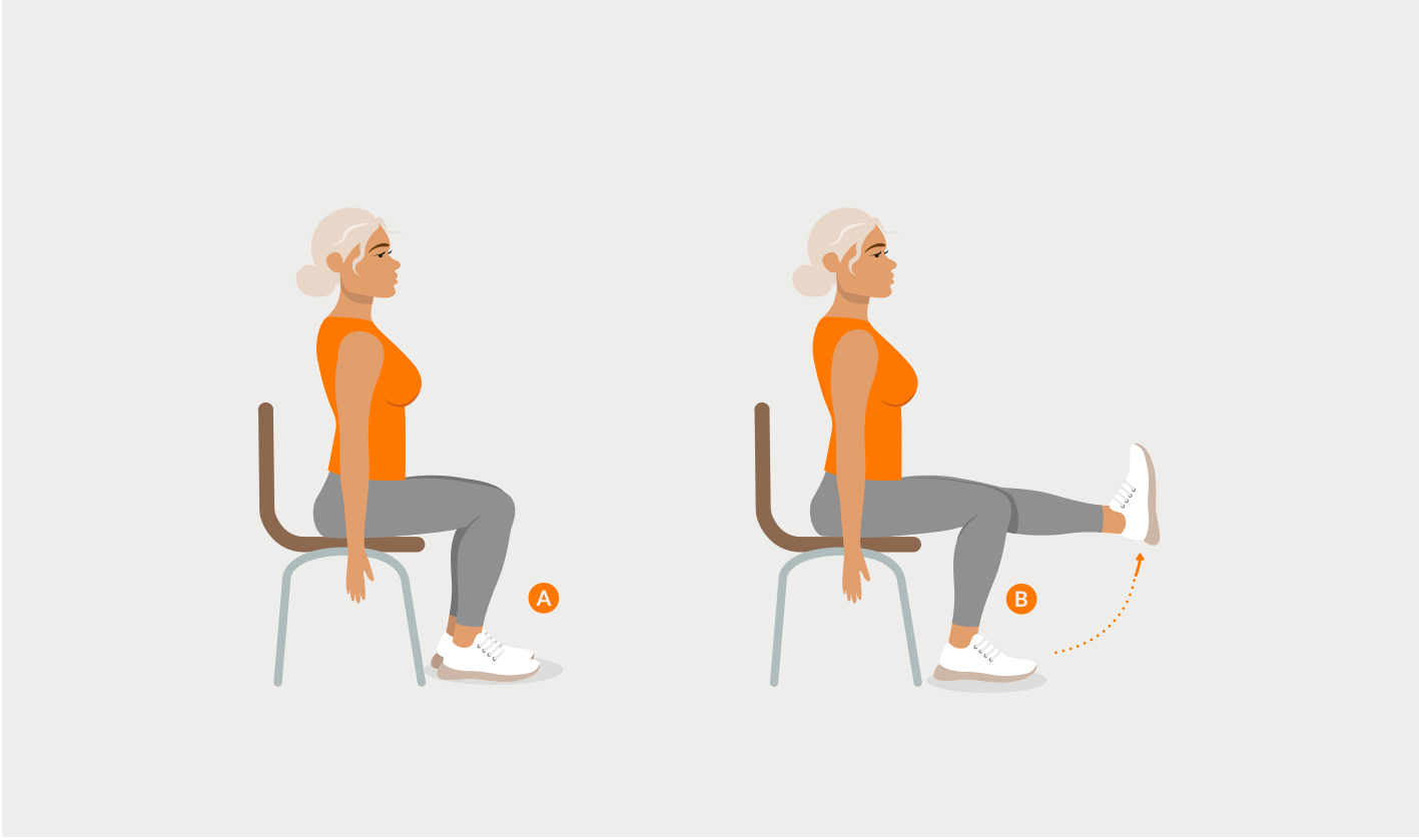 Person sitzt aufrecht auf einem Stuhl und streckt ein Bein nach vorne, gezeigt in zwei Bewegungsphasen
