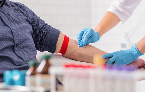 Diagnose – Welche Untersuchungen werden zur Einordnung einer Arthritis gemacht? Blutentnahme bei einem Patienten