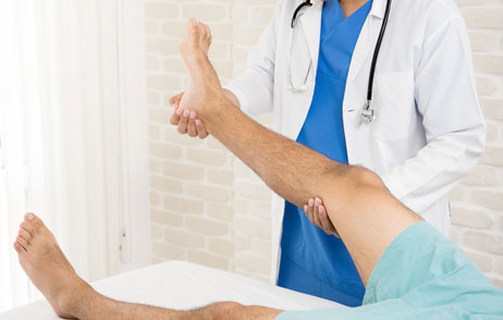 Diagnose Arthrose Arzt untersucht einen Patienten