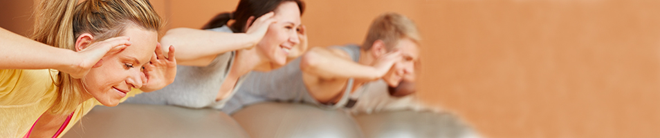 Zwei Frauen und ein Mann beim Sport