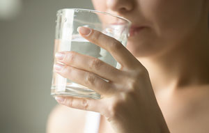 Wasser Frau trinkt Wasser
